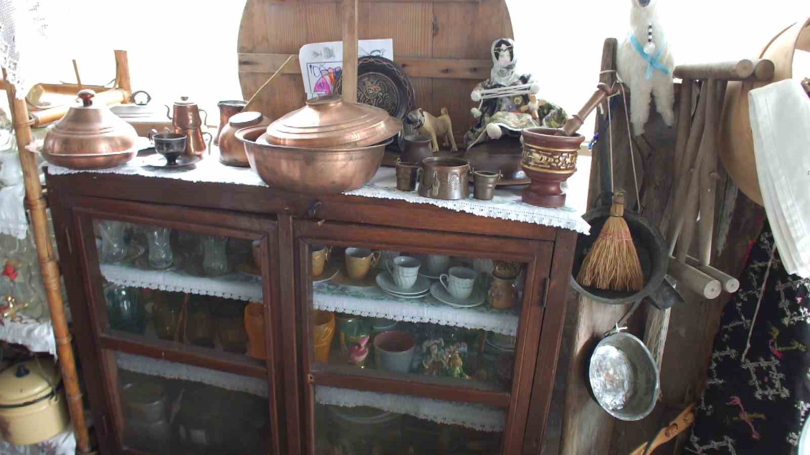 ASIRLIK GİYSİLERDEN, EV EŞYALARINA KADAR YÜZLERCE ESKİ EŞYANIN YER ALDIĞI