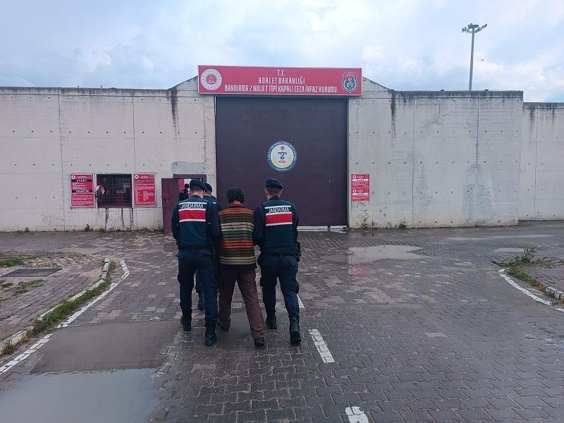 Balıkesir’de aranan 2 kişi yakalandı BALIKESİR İL JANDARMA KOMUTANLIĞI EKİPLERİ, MANYAS VE GÖMEÇ İLÇESİNDE 10