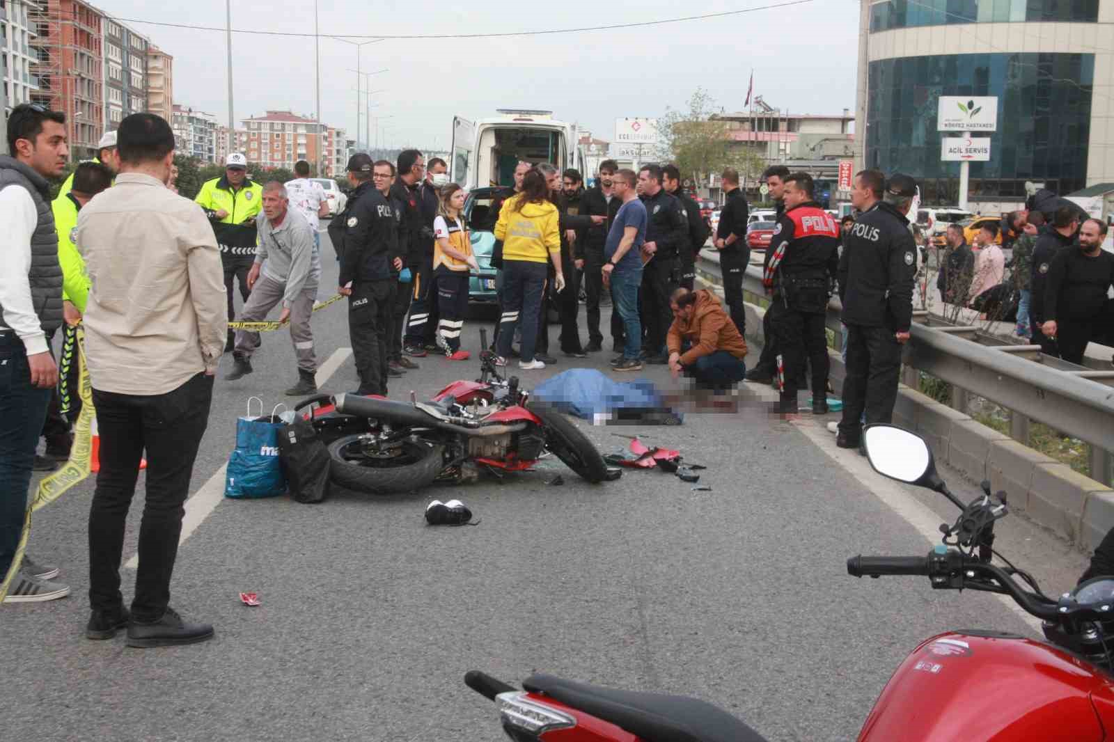 BALIKESİR’İN EDREMİT İLÇESİNDE OTOMOBİLE ARKADAN ÇARPAN MOTOSİKLET SÜRÜCÜSÜ HAYATINI KAYBETTİ.