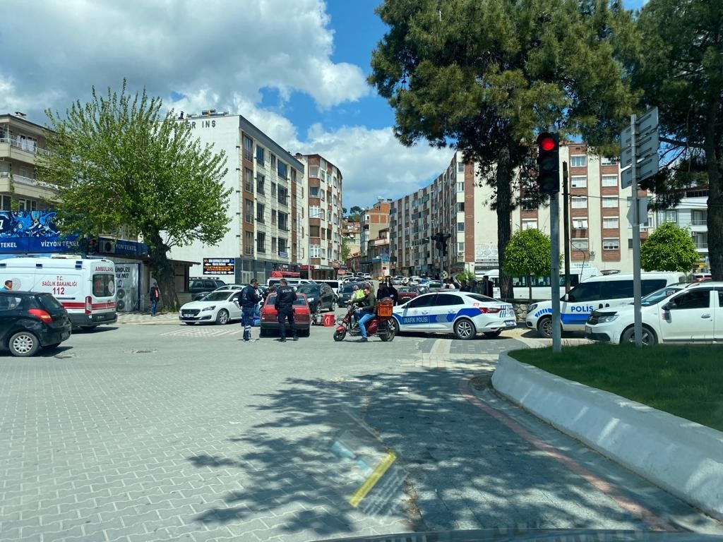 BALIKESİR’İN EDREMİT İLÇESİNDE OTOMOBİL İLE MOTORSİKLET ÇARPIŞTI, KAZADA BİR KİŞİ