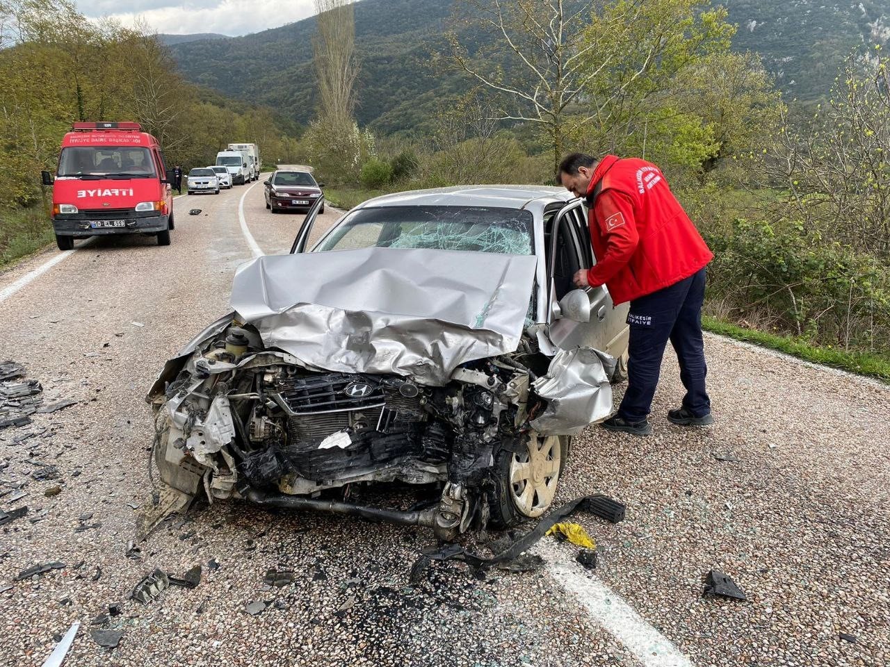 BALIKESİR'İN GÖNEN İLÇESİNDE İKİ OTOMOBİLİN KAFA KAFAYA ÇARPIŞTIĞI KAZADA 1