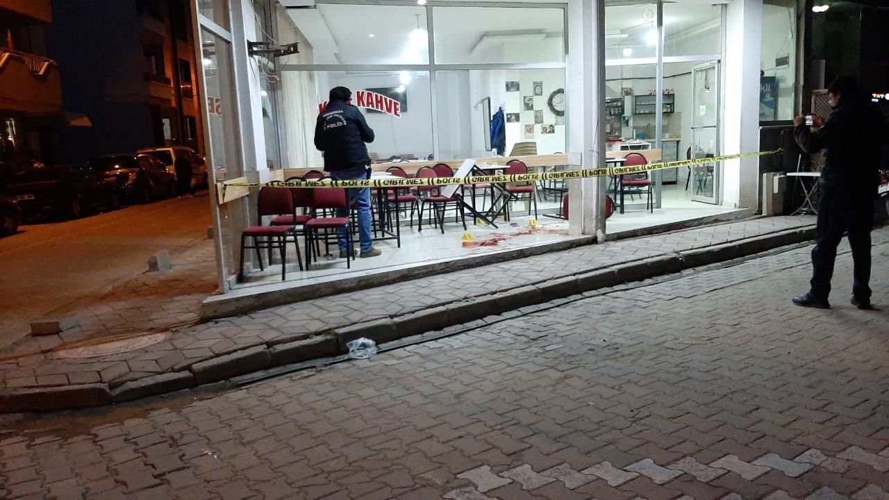BALIKESİR’İN EDREMİT İLÇESİNDE KAHVEHANEDE OTURAN İKİ KİŞİYE SİLAHLI SALDIRI DÜZENLENDİ.