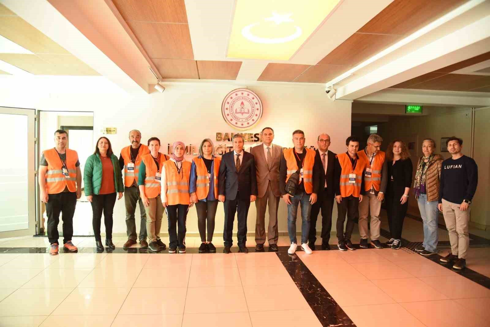 BALIKESİR'DEN GÖNÜLLÜ ÖĞRETMENLER GAZİANTEP'E UĞURLANDI