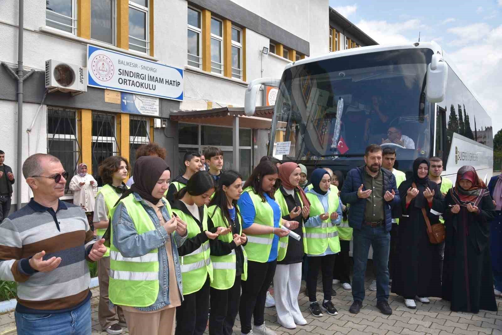 SINDIRGI İLÇESİNDEKİ ÖĞRENCİLER HAZIRLADIKLARI HEDİYELER İLE HATAY HASSA HACILAR KÖYÜNDE