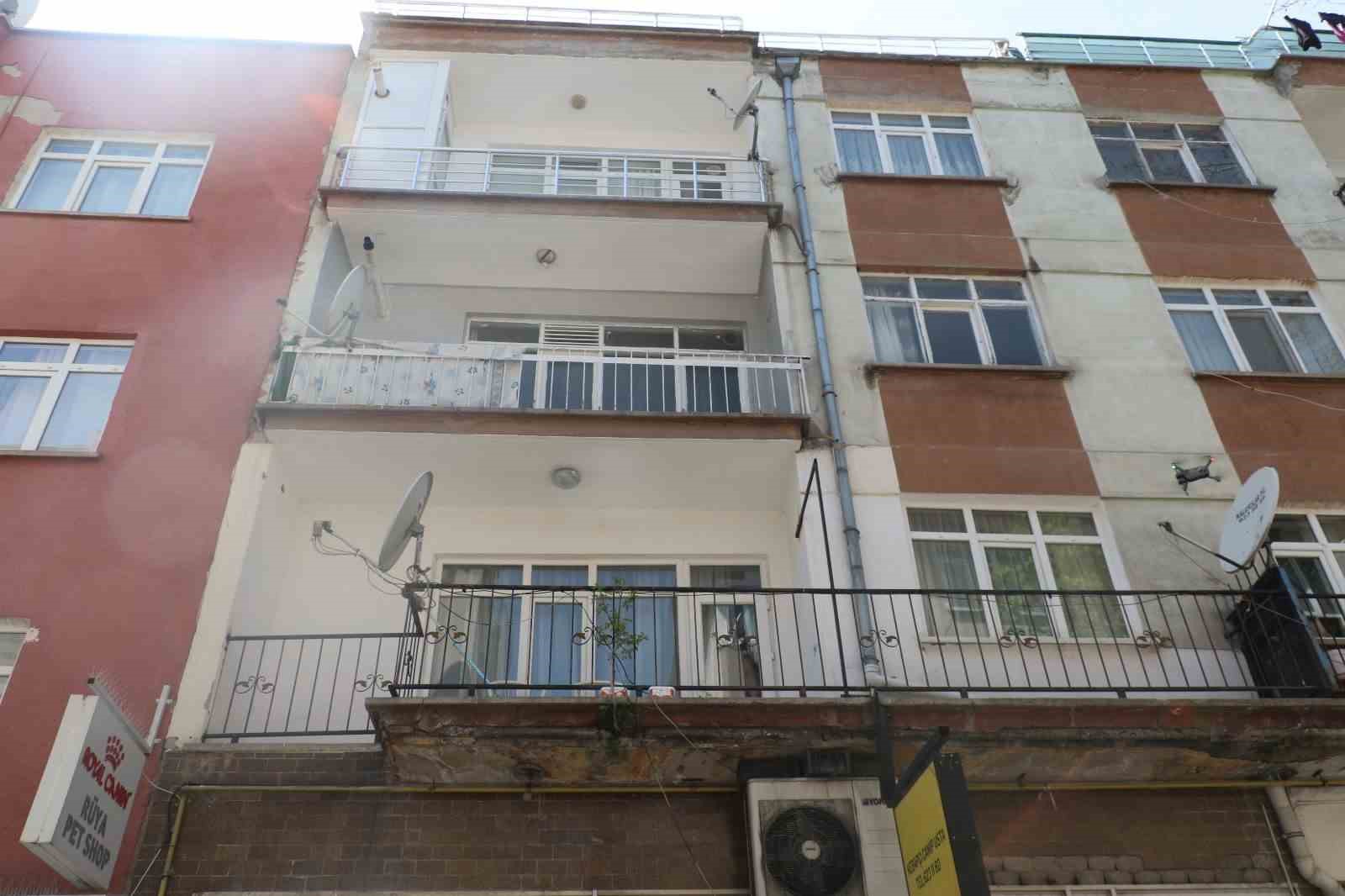 ANKARA’NIN POLATLI İLÇESİNDE BULUNAN BİDAV APARTMANINDA BALKONDAN ÇIKAN AĞAÇ GÖRENLERİ