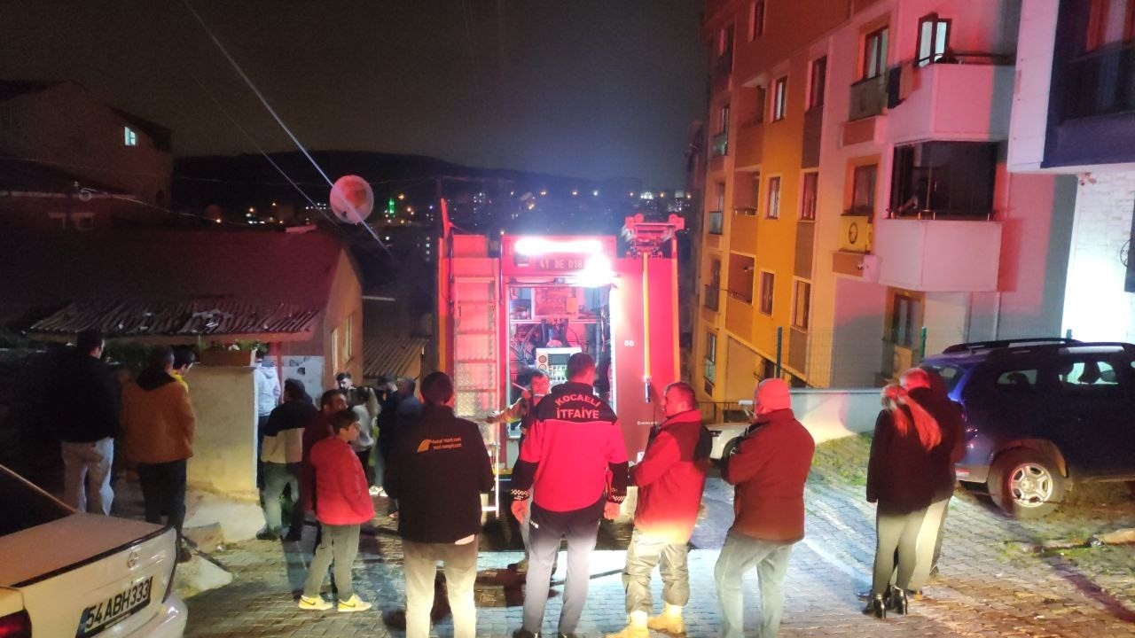 KOCAELİ’NİN GEBZE İLÇESİNDE BİNANIN BALKONDA UNUTULAN SOBA KÜLÜ RÜZGARIN ETKİSİYLE