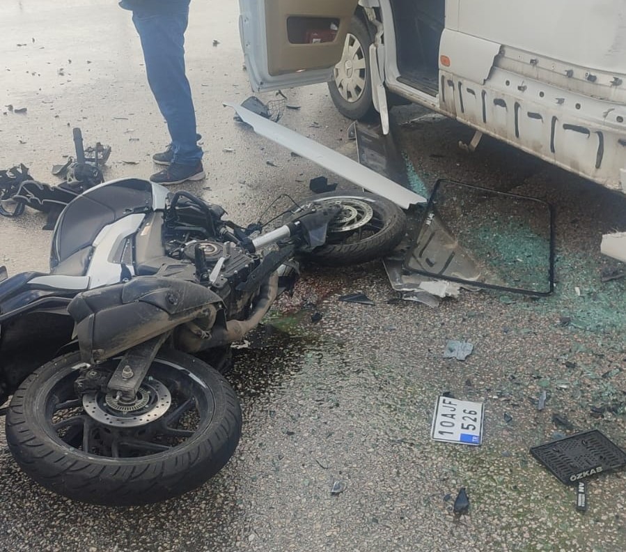 BANDIRMA EDİNCİK KAVŞAĞINDA TRAFİK KAZASI; 1 KİŞİ YARALI