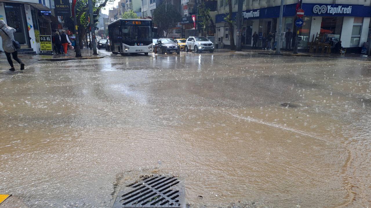 BANDIRMA YAĞMURA TESLİM OLDU