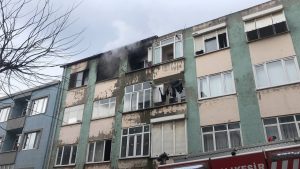 Bandırma’da evde yangın çıktı, 2 kişi hastaneye kaldırıldı