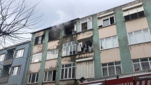 BANDIRMA'DA YANGINDA DUMANDAN ETKİLENEN 2 KİŞİ HASTANEYE KALDIRILDI