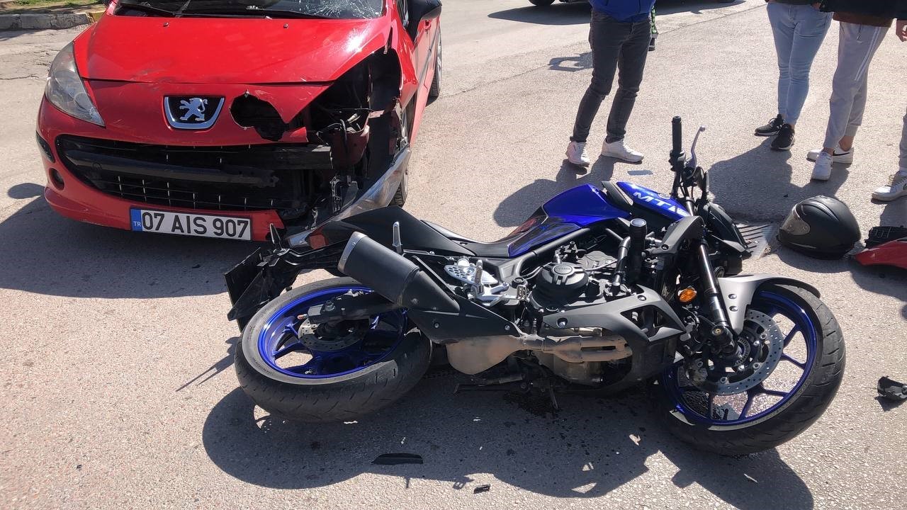 BANDIRMA'DA MOTOSİKLET İLE OTOMOBİL ÇARPIŞTI, 1 KİŞİ YARALI