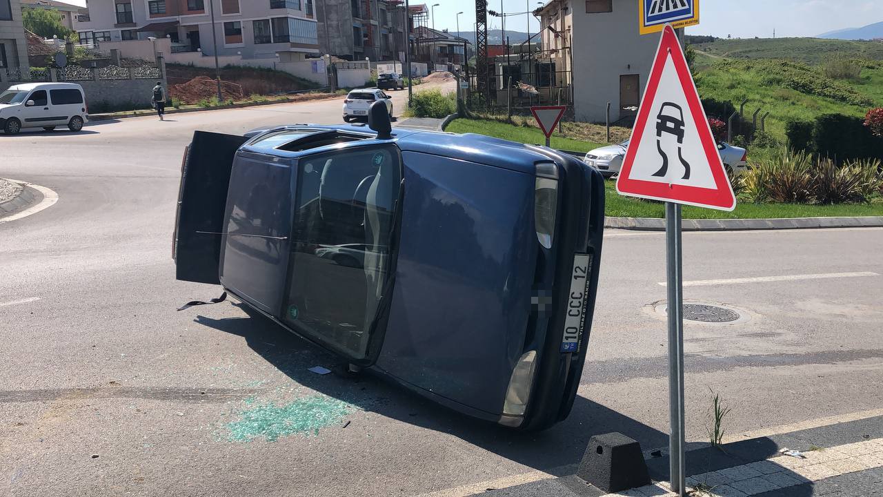 BALIKESİR'İN BANDIRMA İLÇESİNDE ATATÜRK BULVARI'NDA TRAFİK KAZASINDA 1 KİŞİ YARALANDI.