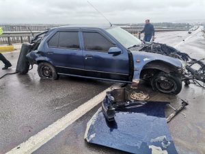 BANDIRMA'DA TRAFİK KAZASINDA ARACIN MOTORU 25 METRE UÇTU