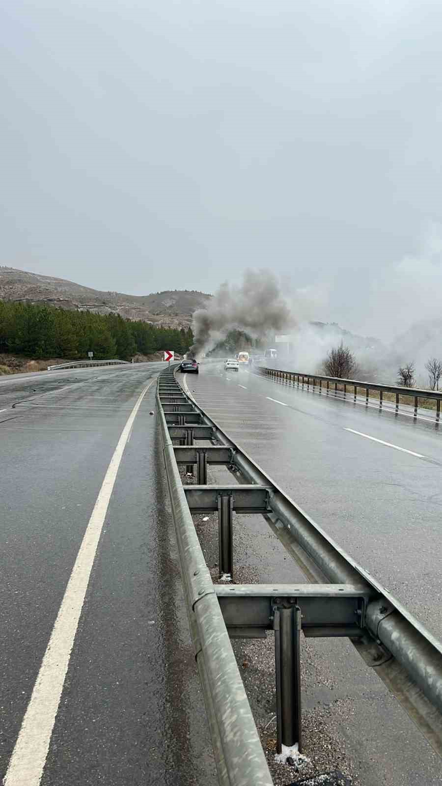 SİVAS’TA VİRAJI ALDIĞI SIRADA BARİYERLERE ÇARPAN OTOMOBİL ALEV ALDI. KAZADA