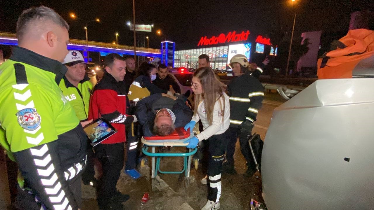 KOCAELİ’NİN İZMİT İLÇESİNDE SÜRÜCÜSÜNÜN KONTROLÜNDEN ÇIKAN HAFİF TİCARİ ARAÇ BARİYERLERE