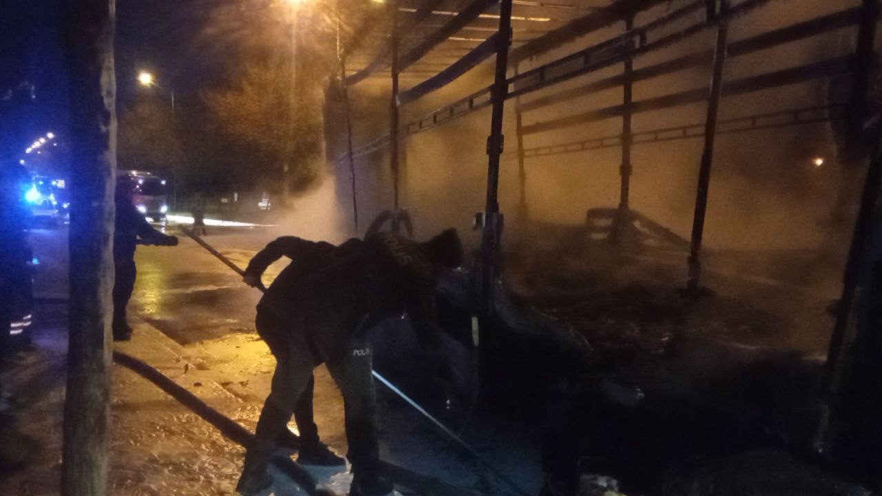SAKRAYA’NIN PAMUKOVA İLÇESİ D-650 KARA YOLUNDA KONTROLDEN ÇIKAN TIR, BARİYERLERE