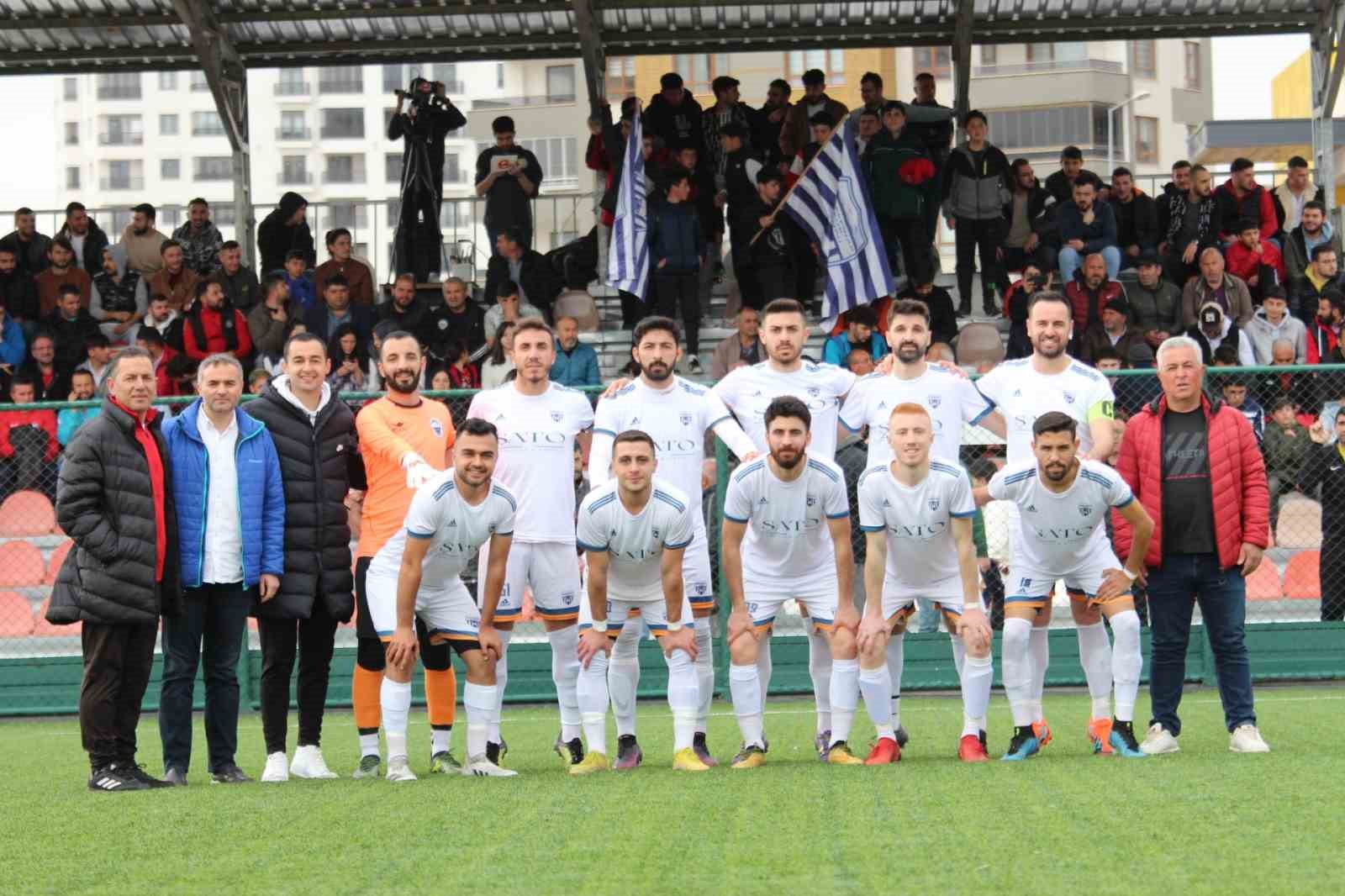 BAŞAKPINARSPOR ANTRENÖRÜ RASİM AYKURT, LİGDE KALMANIN SEVİNCİ YAŞADIKLARINI SÖYLEDİ.