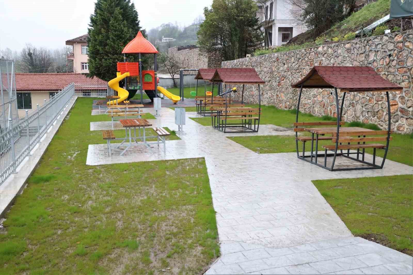 KOCAELİ’NİN BAŞİSKELE İLÇESİNDE ÇOCUKLAR VE OYUN VE SPOR ALANLARI YENİLENMEYE