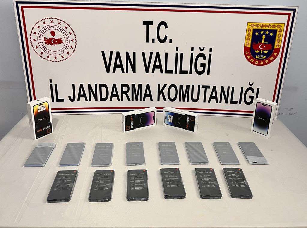 VAN’IN BAŞKALE İLÇESİNDE BİR ARAÇTA YAPILAN ARAMADA 18 ADET GÜMRÜK