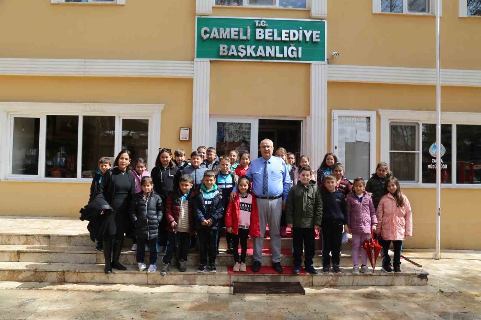 DENİZLİ’NİN ÇAMELİ İLÇESİNDE ATATÜRK İLKOKULU 3B SINIFI ÖĞRENCİLERİ VE SINIF