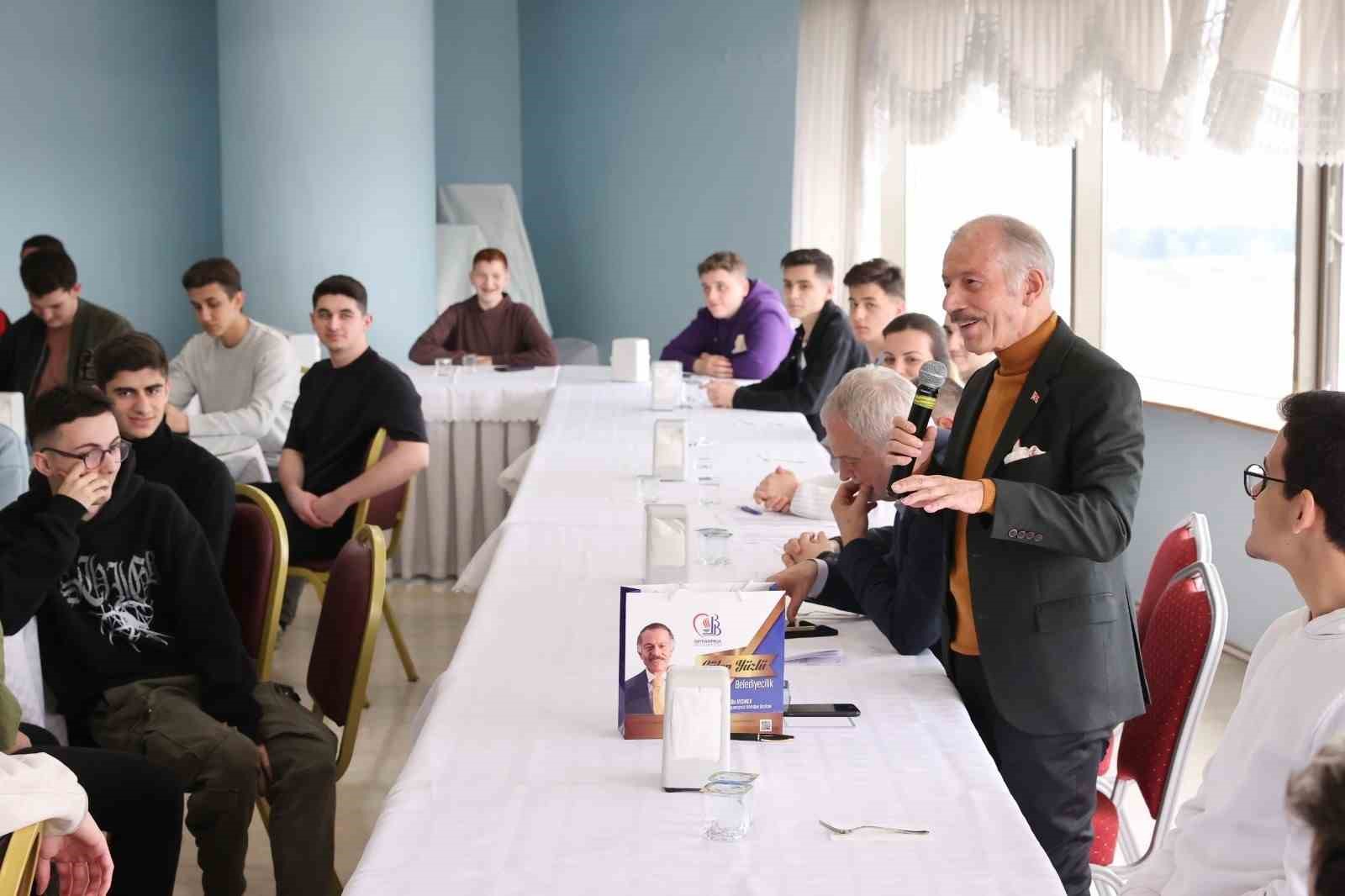 BAYRAMPAŞA BELEDİYE BAŞKANI ATİLA AYDINER, KURUMDA GÖREVLİ STAJYER ÖĞRENCİLERE TATLI