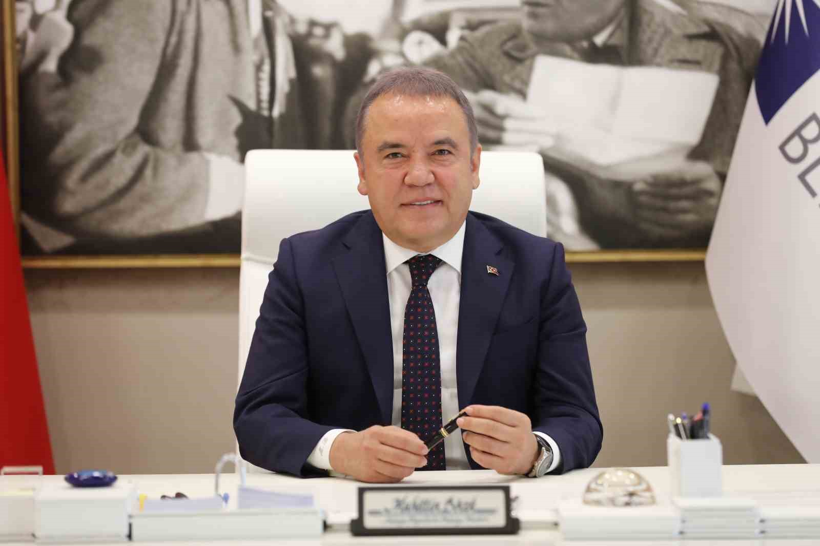 ANTALYA BÜYÜKŞEHİR BELEDİYE BAŞKANI MUHİTTİN BÖCEK, YAYINLADIĞI MESAJLA İŞÇİLERİN 1