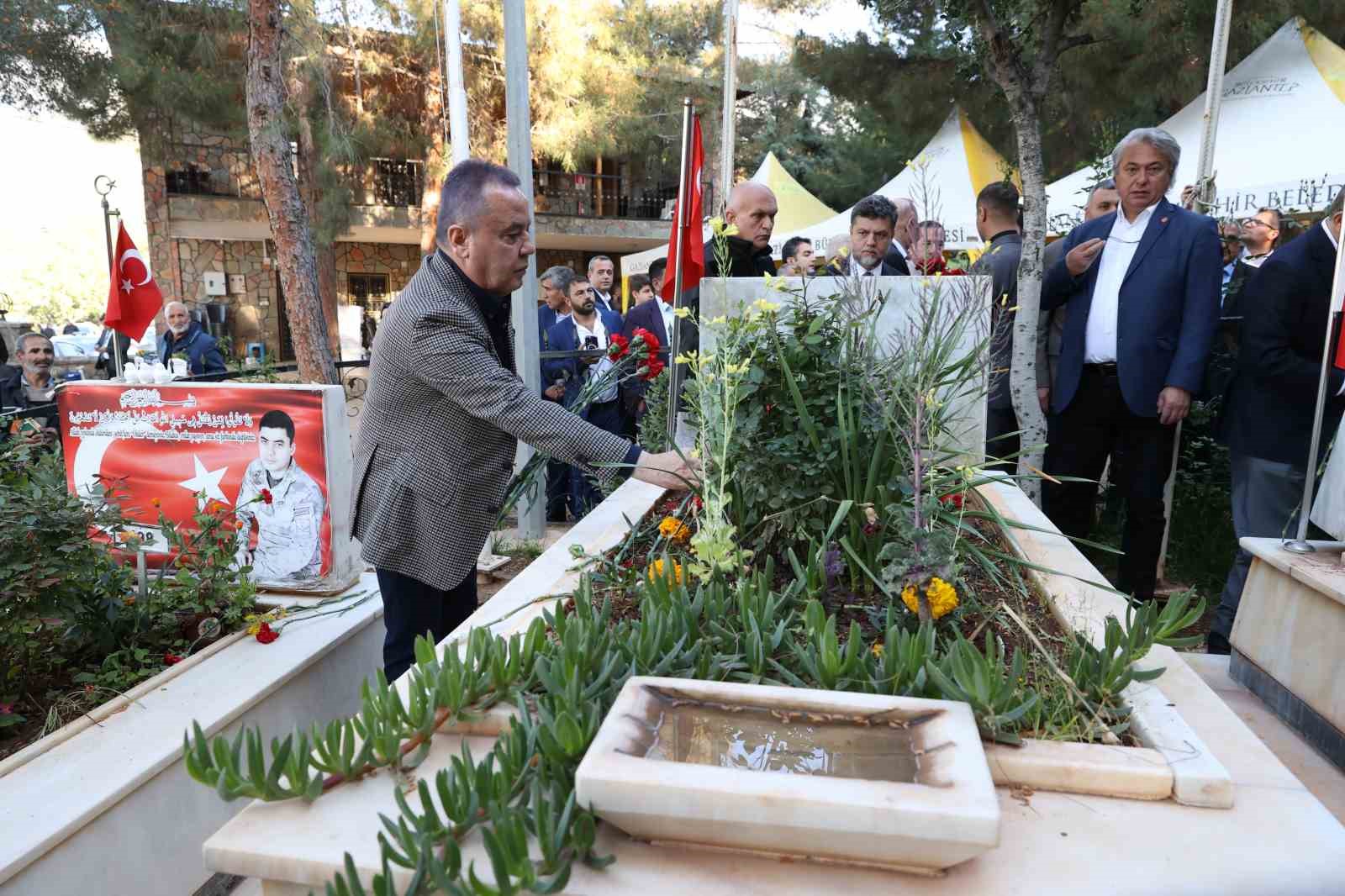 ANTALYA BÜYÜKŞEHİR BELEDİYE BAŞKANI MUHİTTİN BÖCEK, BAYRAM NAMAZINI YAŞANAN ACILAR