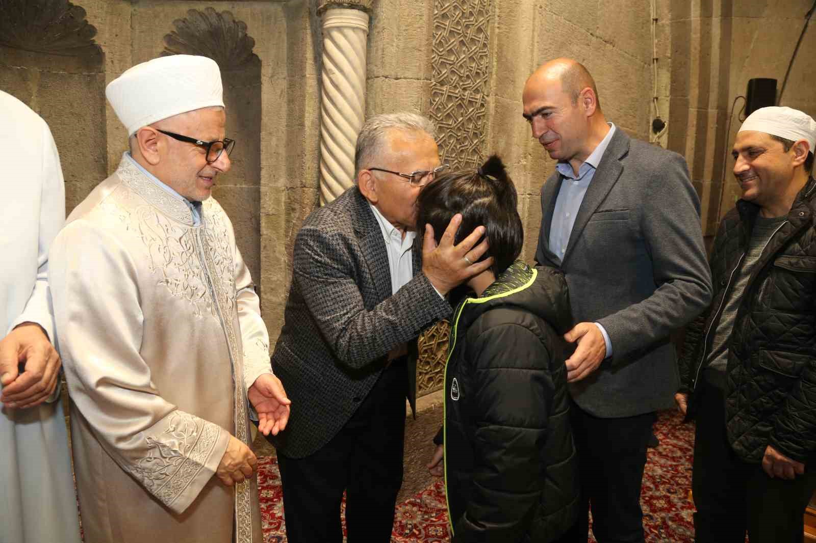 KAYSERİ BÜYÜKŞEHİR BELEDİYE BAŞKANI DR. MEMDUH BÜYÜKKILIÇ, BAYRAM NAMAZINI HUNAT