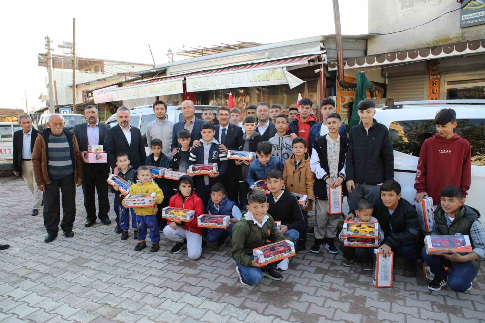 BAŞKAN ÇELİK BAYRAM NAMAZI KILMAYA GELEN ÇOCUKLARI DA UNUTMAYARAK DAĞITTIĞI