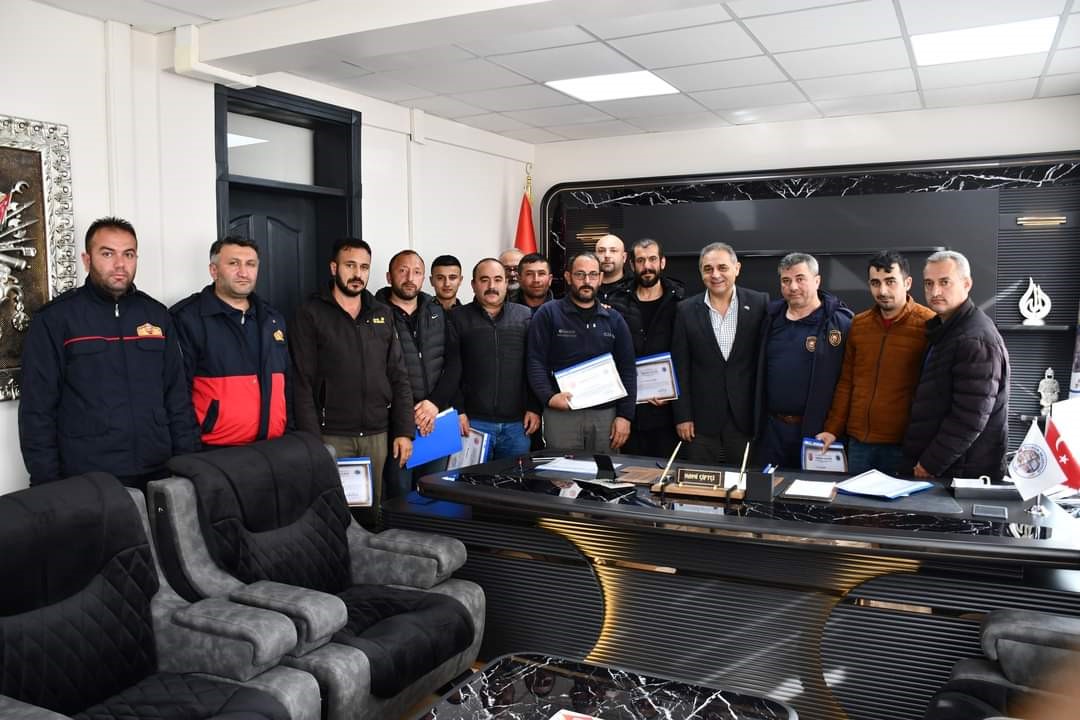 SİVAS GÜRÜN BELEDİYE BAŞKANI NAMİ ÇİFTÇİ, DEPREM BÖLGESİNDE GÖREV YAPAN