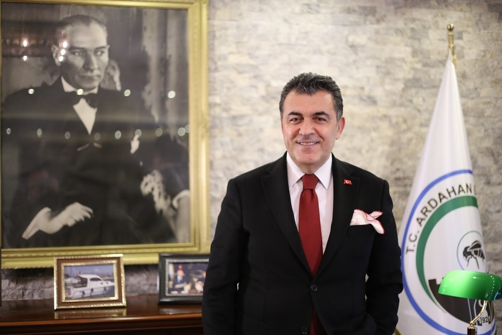 ARDAHAN BELEDİYE BAŞKANI FARUK DEMİR RAMAZAN BAYRAMI DOLAYISIYLA MESAJ YAYIMLADI.