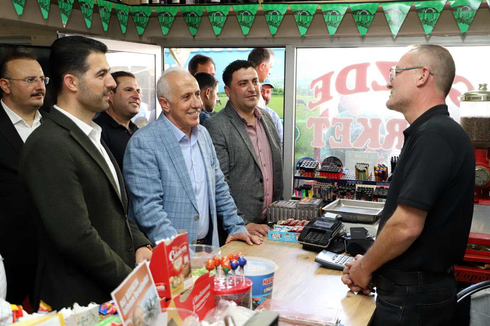 AKDENİZ BELEDİYE BAŞKANI MUSTAFA GÜLTAK, MAHALLE ZİYARETLERİ ÇERÇEVESİNDE ESNAF VE