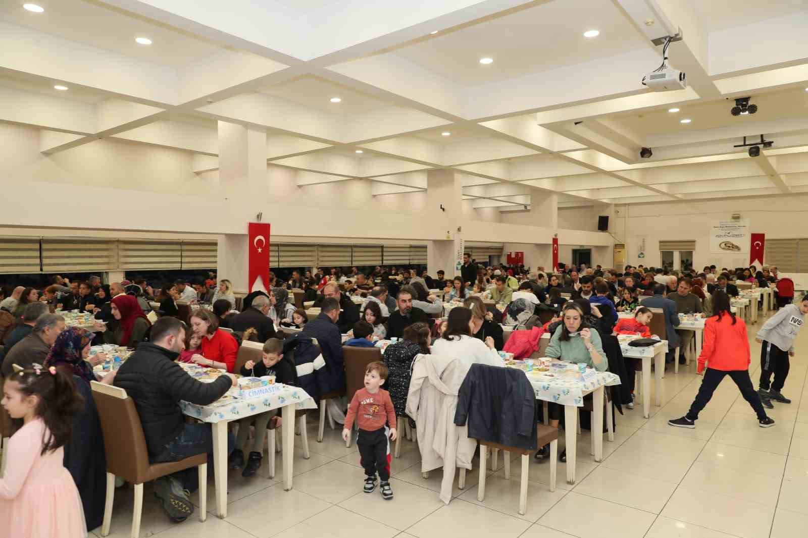 İZMİT BELEDİYE BAŞKANI FATMA KAPLAN HÜRRİYET, İZMİT BELEDİYESPOR’UN SPORCULARI VE