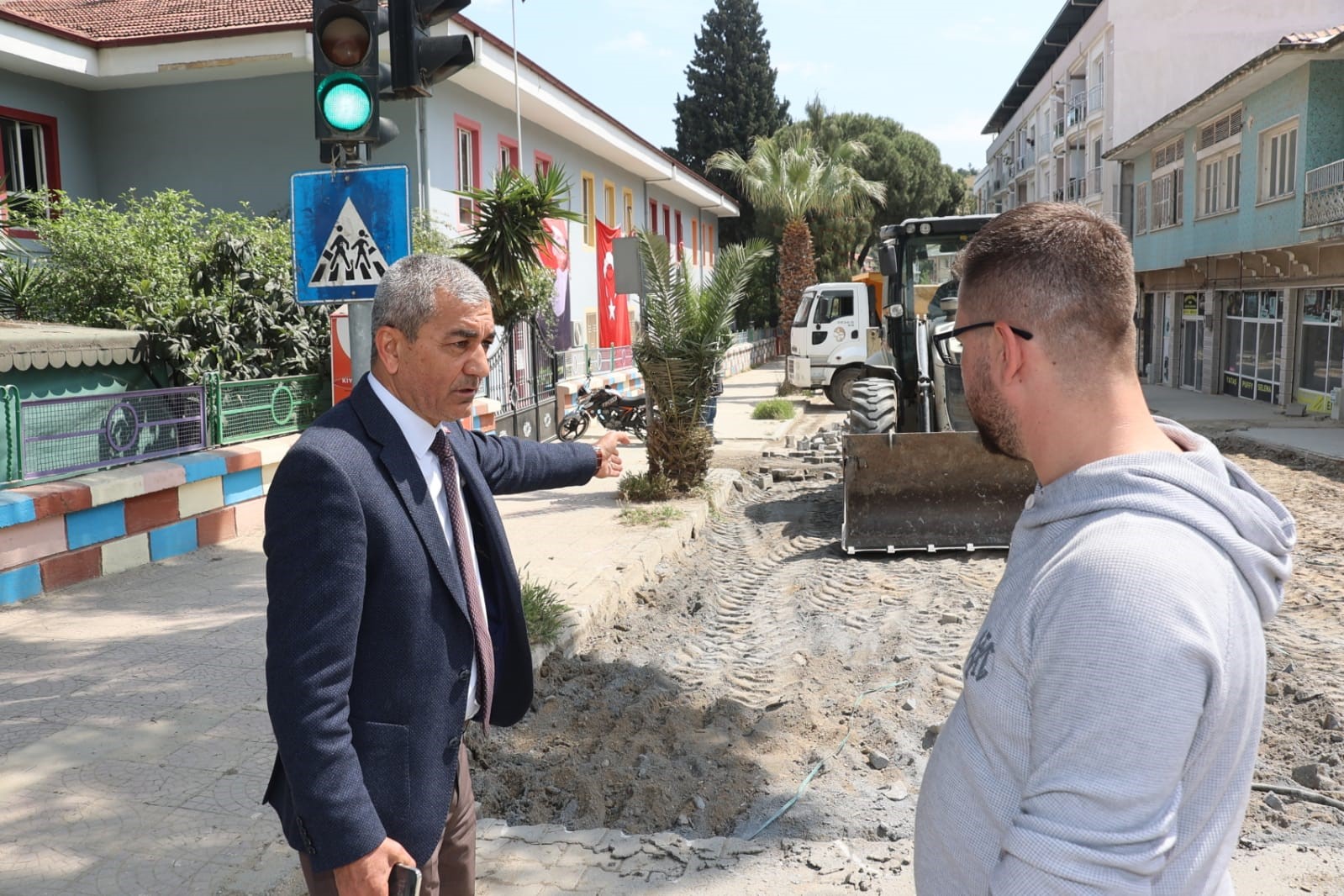 KOÇARLI BELEDİYE BAŞKANI NEDİM KAPLAN, HÜSEYİN SÖZER CADDESİNDE YAPIMI BAŞLAYAN