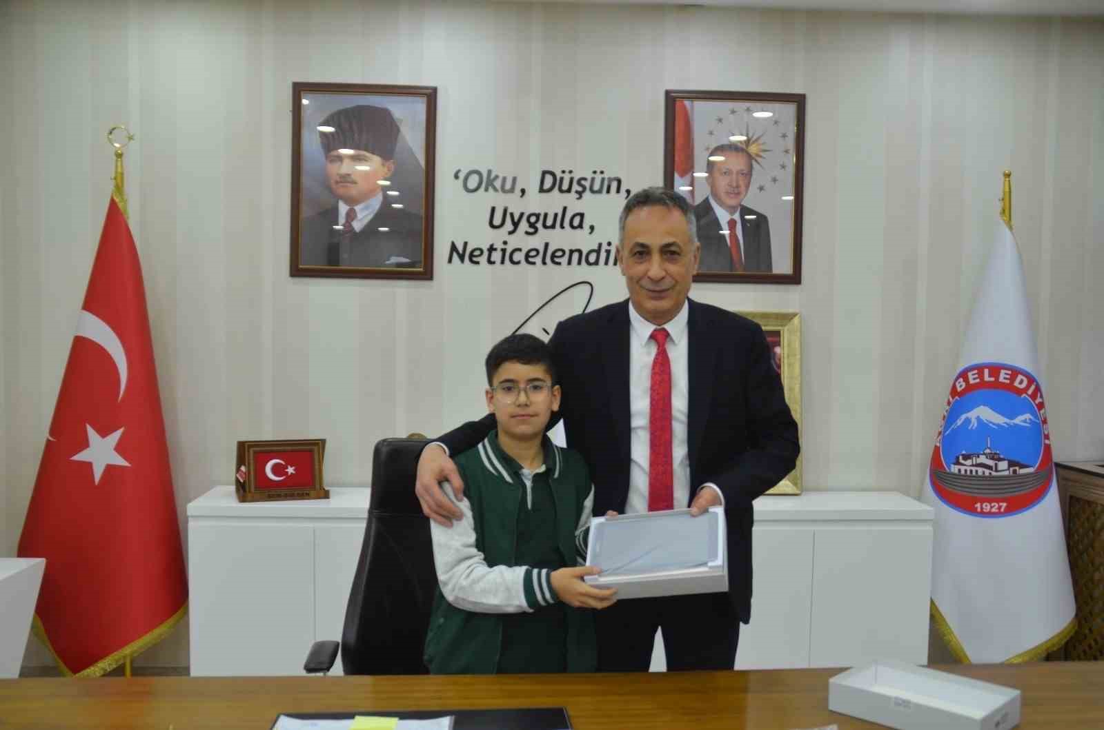 BAŞKAN KARADOĞAN KOLTUĞUNU ÇOCUKLARA DEVRETTİ