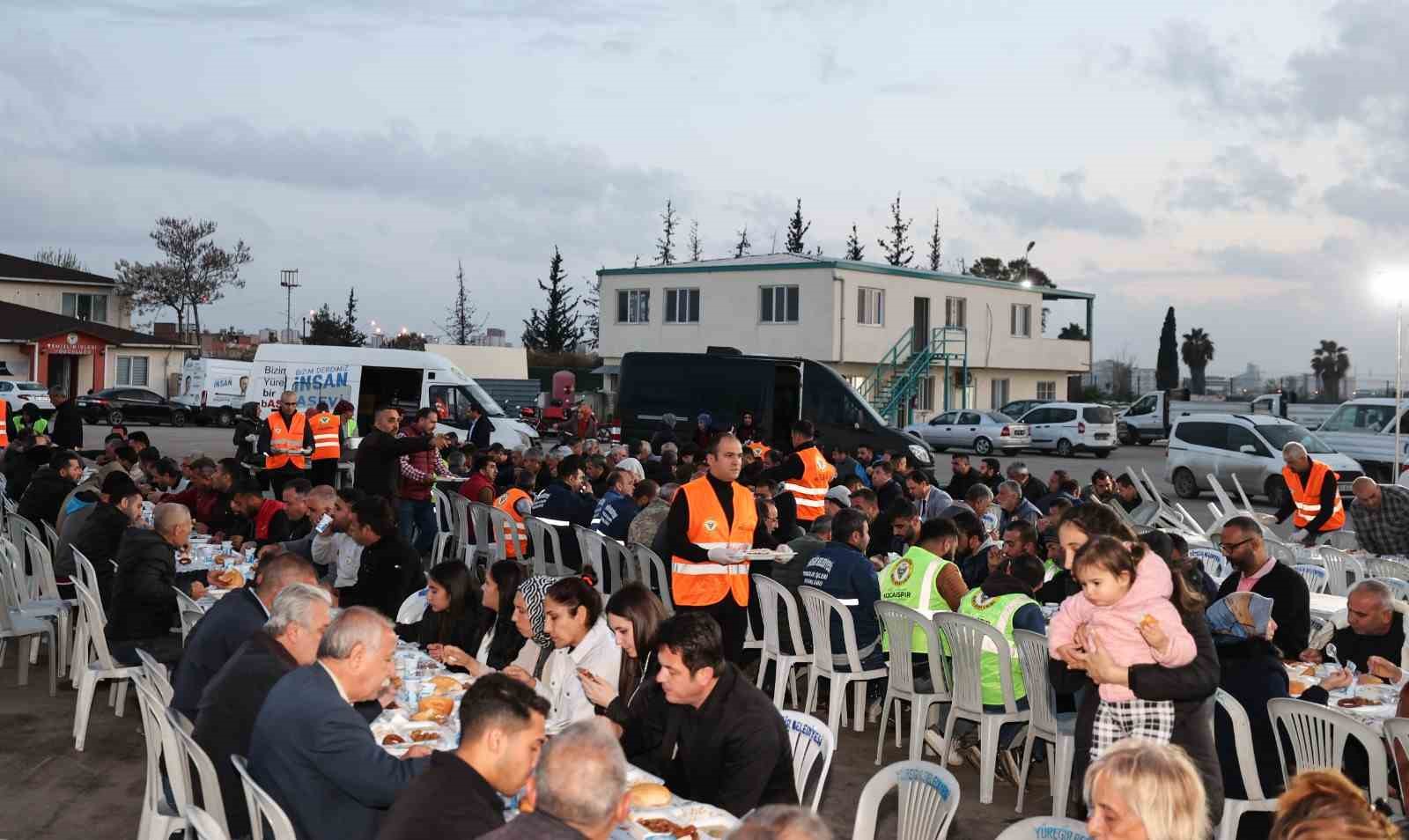 YÜREĞİR BELEDİYE BAŞKANI FATİH MEHMET KOCAİSPİR, İLÇENİN HER NOKTASINDA ÇALIŞAN