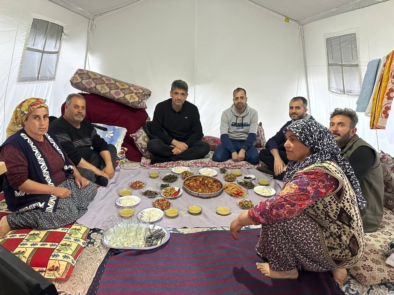 KARTEPE BELEDİYE BAŞKANI MUSTAFA KOCAMAN, DEPREM BÖLGESİ HATAY'DA ÇADIRDA İFTAR