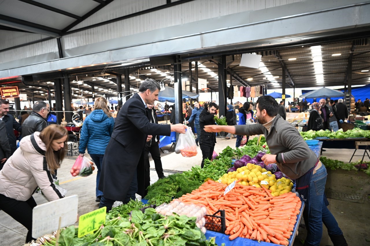 SEMT PAZARINI ZİYARET EDEN KARTEPE BELEDİYE BAŞKANI MUSTAFA KOCAMAN, HEM