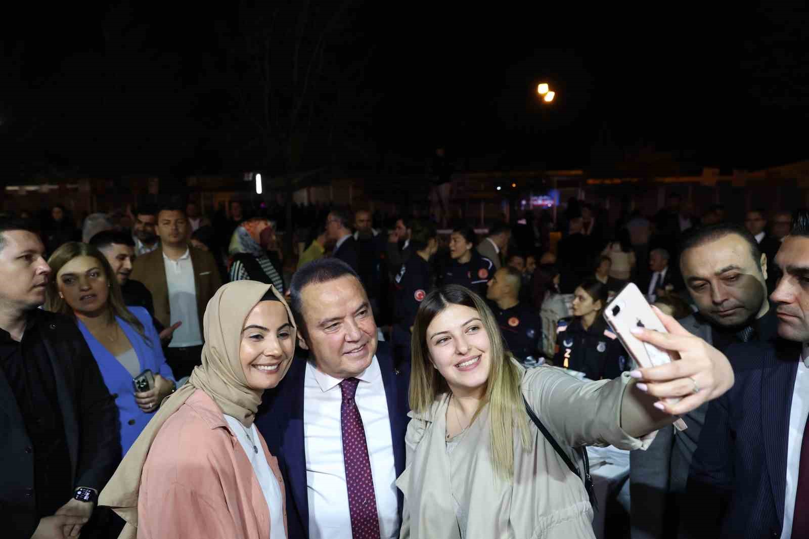 ANTALYA BÜYÜKŞEHİR BELEDİYE BAŞKANI MUHİTTİN BÖCEK, BELEDİYE PERSONELİ İLE İFTARDA