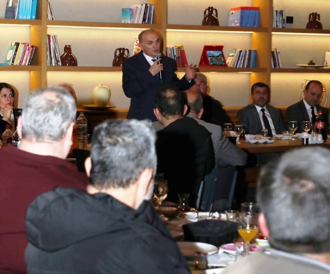 DÜZCE BELEDİYE BAŞKANI DR. FARUK ÖZLÜ, MUHTARLARLA BİR ARAYA GELEREK