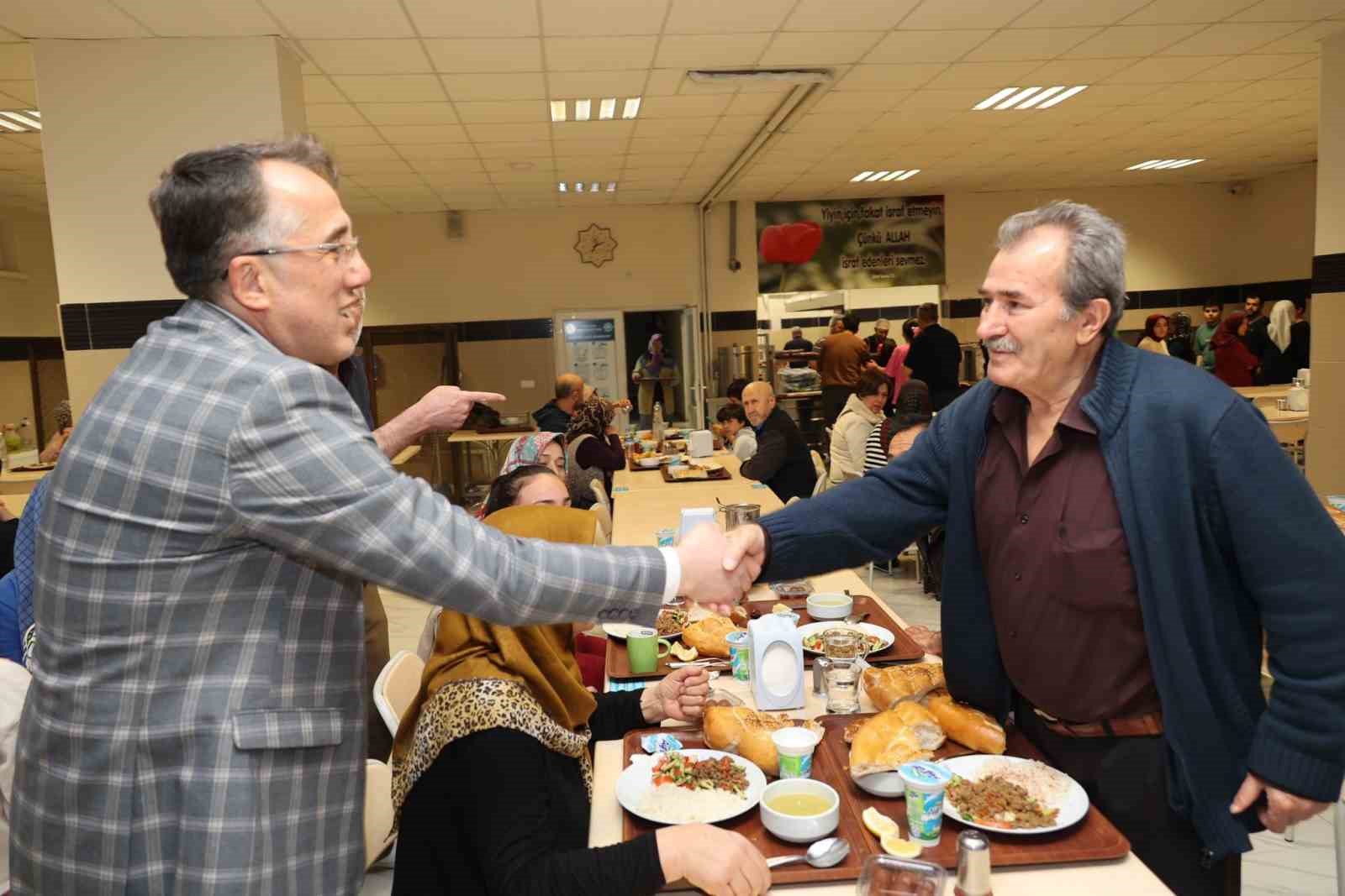 NEVŞEHİR BELEDİYE BAŞKANI DR. MEHMET SAVRAN, İFTARDA ORUCUNU NEVŞEHİR’DE MİSAFİR