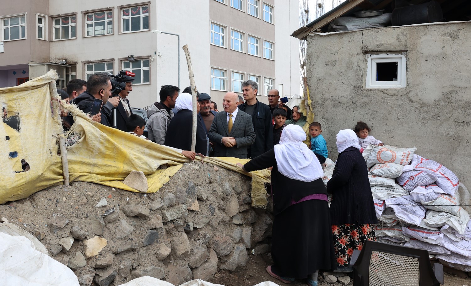 ERZURUM BÜYÜKŞEHİR BELEDİYE BAŞKANI MEHMET SEKMEN, KARAÇOBAN İLÇESİNDE ESNAFI GEZDİ,