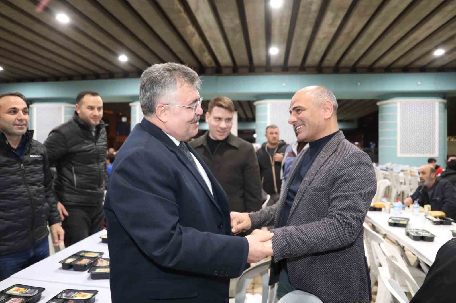 SAHUR PROGRAMINDA VATANDAŞLARLA BİR ARAYA GELEN KÖRFEZ BELEDİYE BAŞKANI ŞENER