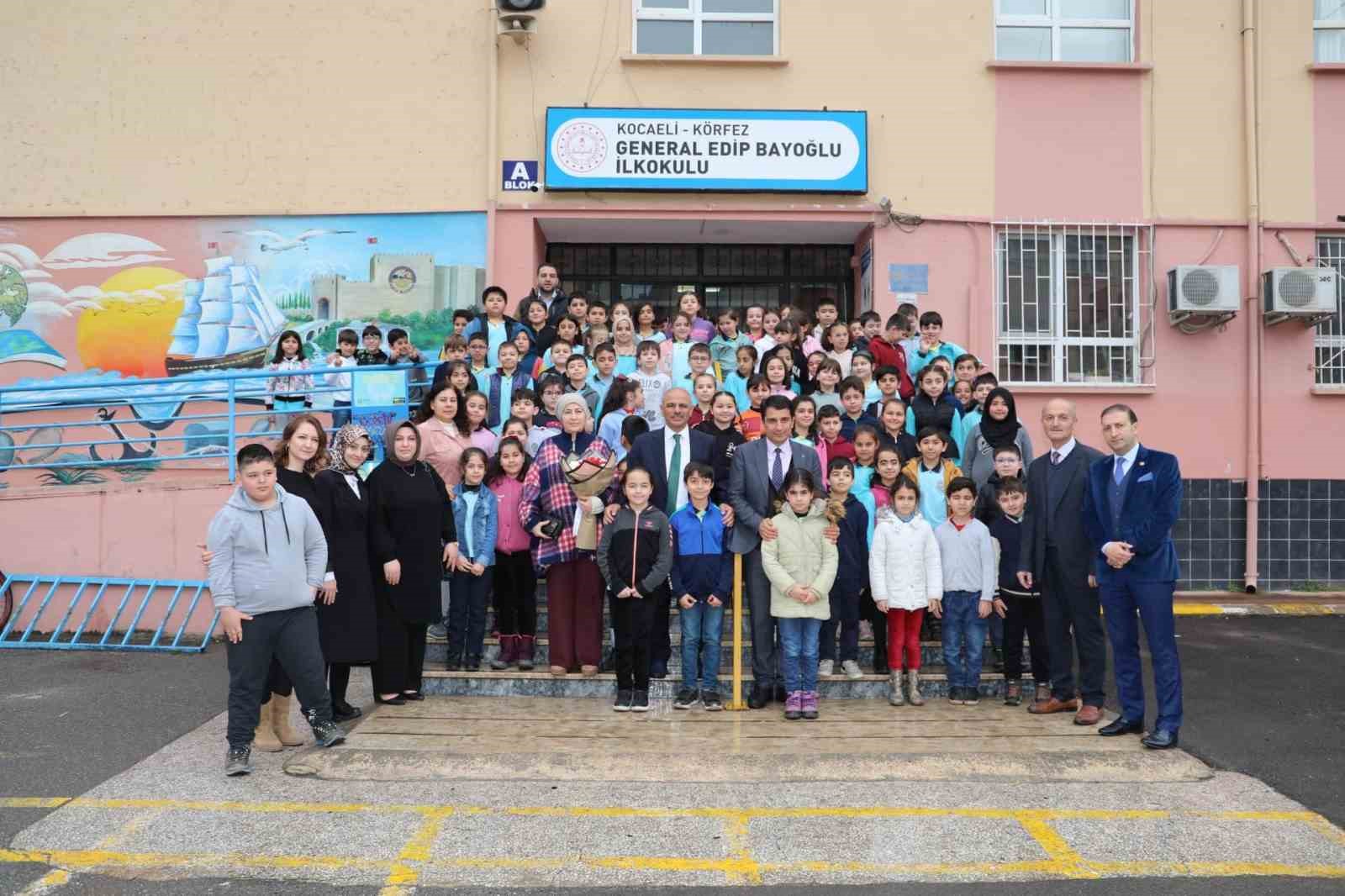 KÖRFEZ BELEDİYE BAŞKANI ŞENER SÖĞÜT, GENERAL EDİP BAYOĞLU İLKOKULU ÖĞRENCİLERİ