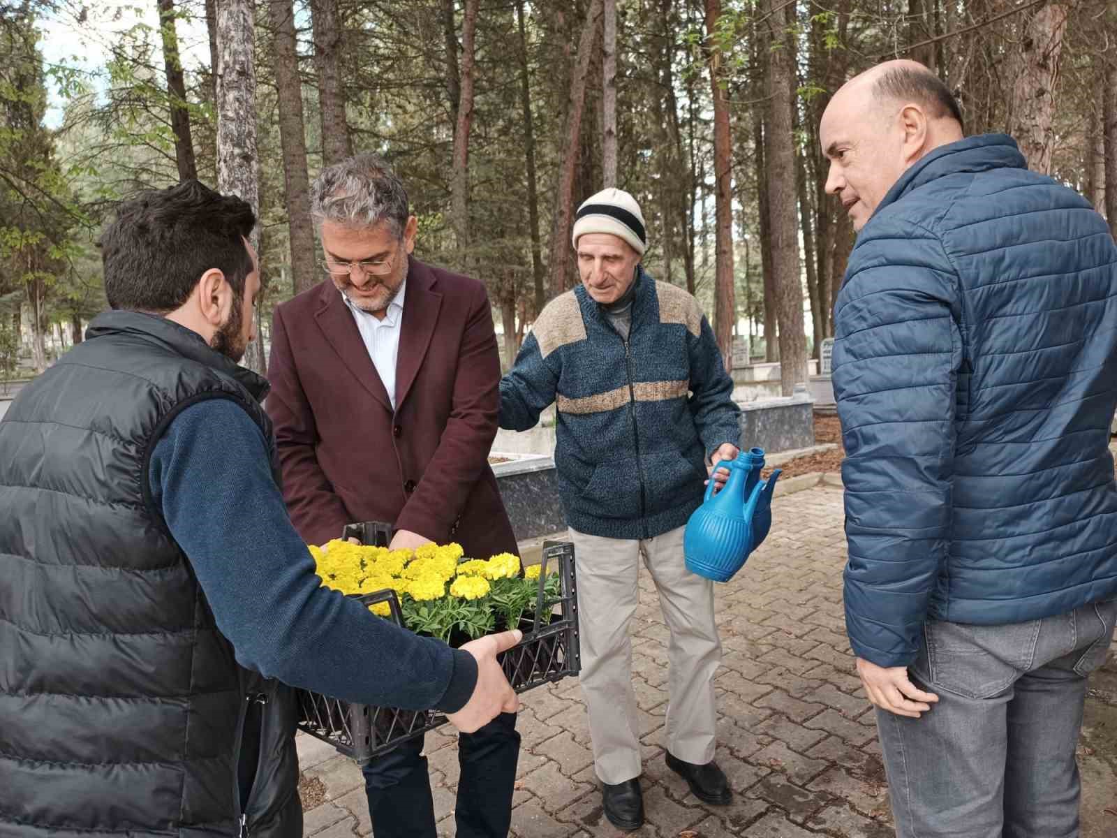 GÖLPAZARI BELEDİYE BAŞKANI HAYRİ SUER, RAMAZAN BAYRAMINDA İLÇE MEZARLIĞINDA YAKINLARININ