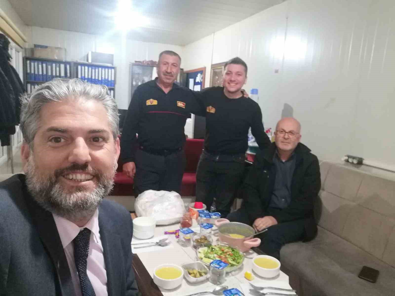 GÖLPAZARI BELEDİYE BAŞKANI HAYRİ SUER, NÖBETÇİ İTFAİYE EKİPLERİNİN İFTAR SOFRASINA