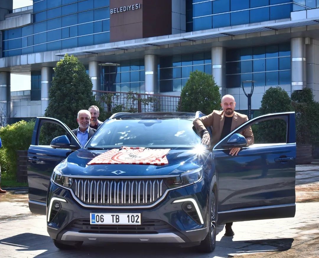 TEKKEKÖY BELEDİYE BAŞKANI HASAN TOGAR TOGG MARKA OTOMOBİLİN DİREKSİYONUNA GEÇEREK