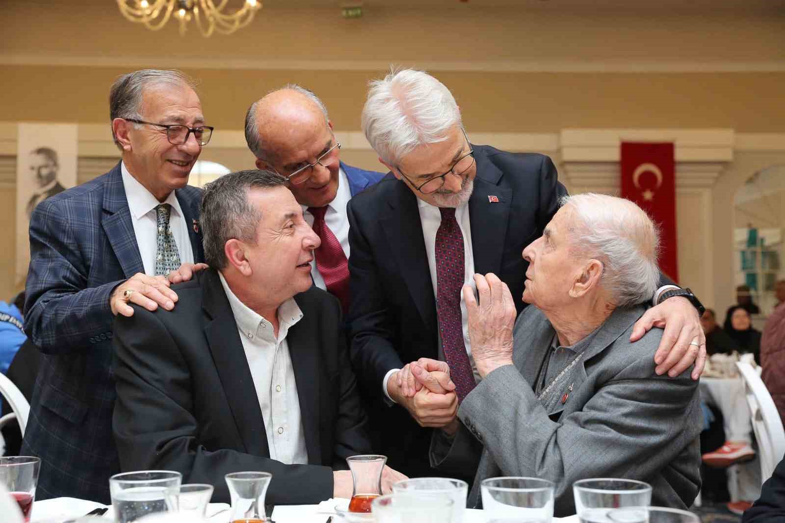 BAŞKAN TURGAY ERDEM ŞEHİT YAKINLARI VE GAZİLERLE İFTARDA BULUŞTU