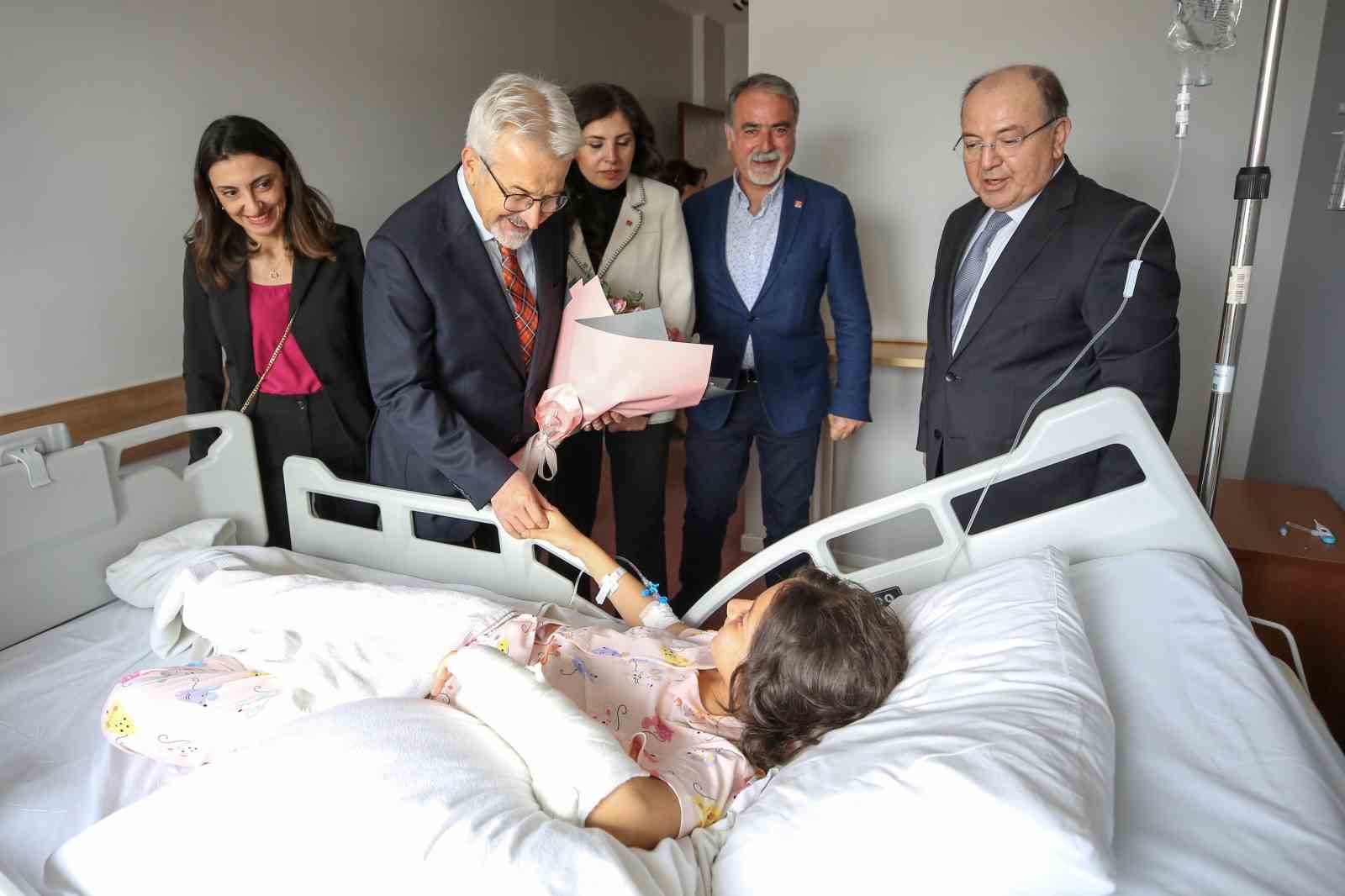 NİLÜFER BELEDİYE BAŞKANI TURGAY ERDEM, HAFRİYAT KAMYONU İLE OKUL SERVİSİNİN