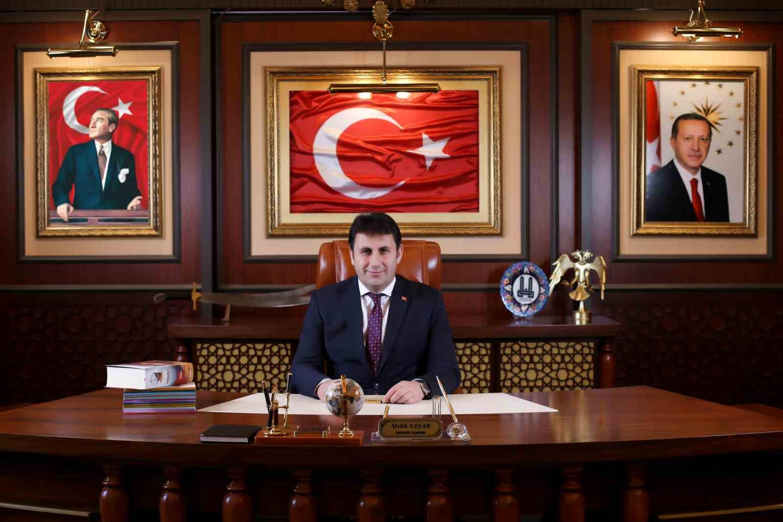 ÇAT BELEDİYE BAŞKANI MELİK YAŞAR, RAMAZAN BAYRAMI DOLAYISIYLA YAYINLADIĞI MESAJINDA